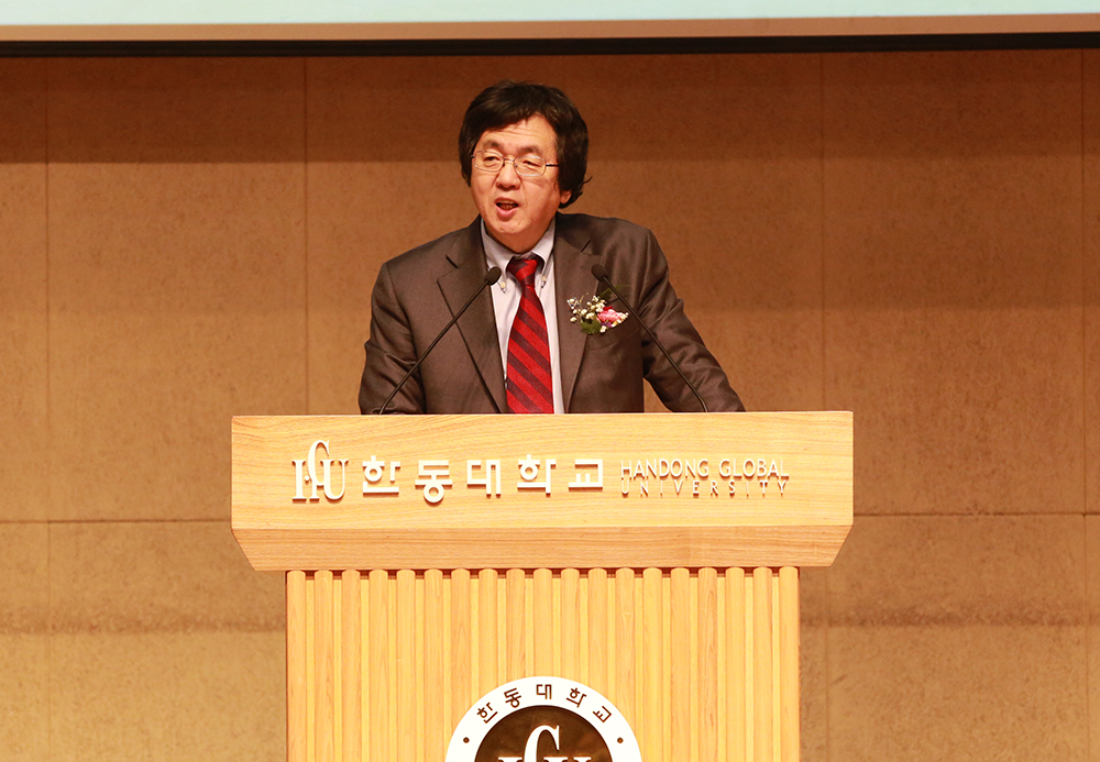 (사진2)장순흥 총장이 기념사를 말하고 있다.JPG