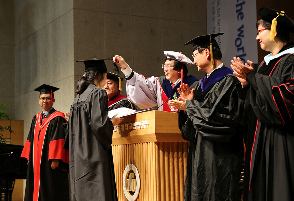 (사진3)장순흥 한동대 총장이 졸업생의 학사모 수술을 오른쪽에서 왼쪽으로 옮겨주고 있다.jpg