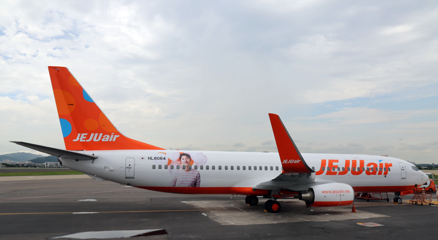 제주항공, 송중기 래핑한 24호 항공기 도입