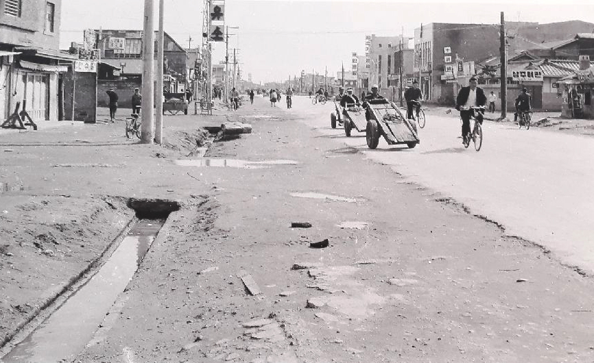 1967년 여천동 육거리에서 남빈동 사거리의 거리모습.jpeg