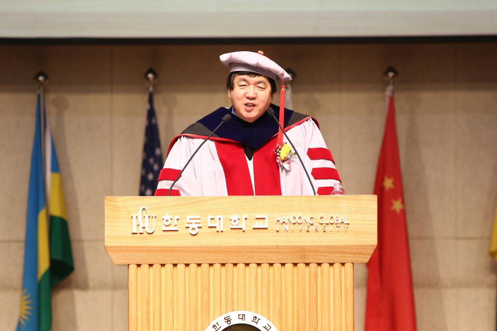장순흥 총장이 입학식에서 축사를 하고 있다.jpg