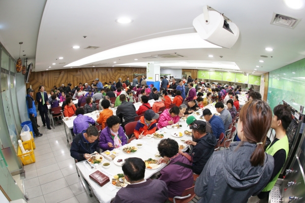 28일 오후 포항중앙교회가 지역 800여 명의 장애인과 교인들이 참석한 가운데 제26회 장애인 초청예배를 드리고 음식를 대접하고 있다. 포항중앙교회