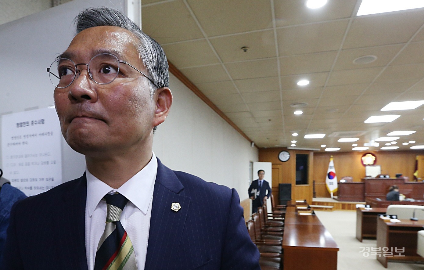 1일 오전 대구 중구청 중구의회 본회의장에서 홍준연 중구 의원이 30일 출석정지경고 징계를 받고 회의장을 빠져 나가고 있다.