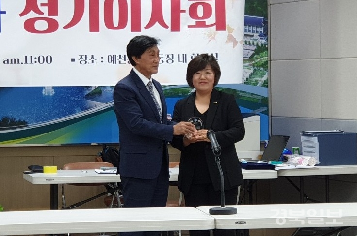 지난달 24일 윤두영 3630지구 사무차장이 대회 봉사와 지원 등의 공로로 한국대학육상연맹 박용학 회장으로부터 감사패를 받고 있다.