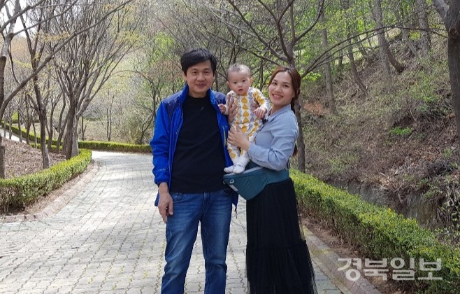 포항시건강가정·다문화가족지원센터(이하 다문화센터)에서 베트남어 통번역 업무를 담당하고 있는 부이티레(29)씨 가족.