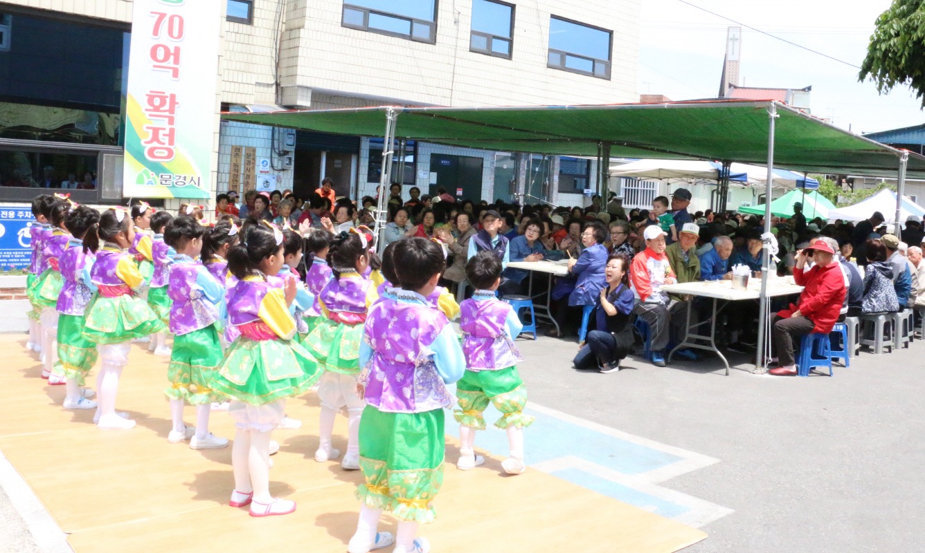 8일 어버이날을 맞이해 문경유치원이 점촌1동 주민센터에서 어르신들을 위한 공연을 열었다.