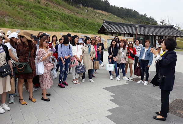 14일 포항시건강가정ㆍ다문화가족지원센터가 한국어교육에 참여 중인 결혼이민여성 100여 명을 대상으로 ‘우리지역 역사·문화탐방’ 연오랑세오녀테마공원 현장체험학습을 진행하고 있다.