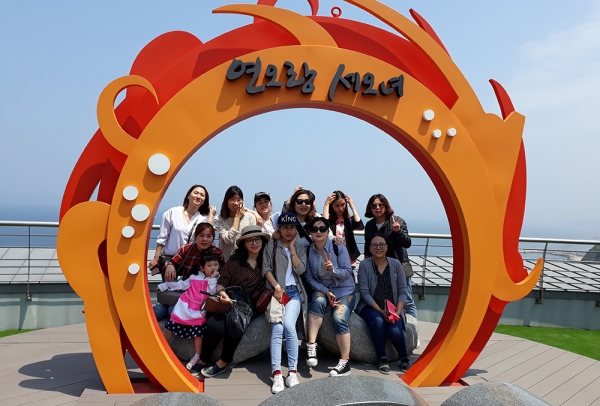 14일 포항시건강가정ㆍ다문화가족지원센터가 한국어교육에 참여 중인 결혼이민여성 100여 명을 대상으로 ‘우리지역 역사·문화탐방’ 연오랑세오녀테마공원 현장체험학습을 진행하고 있다.