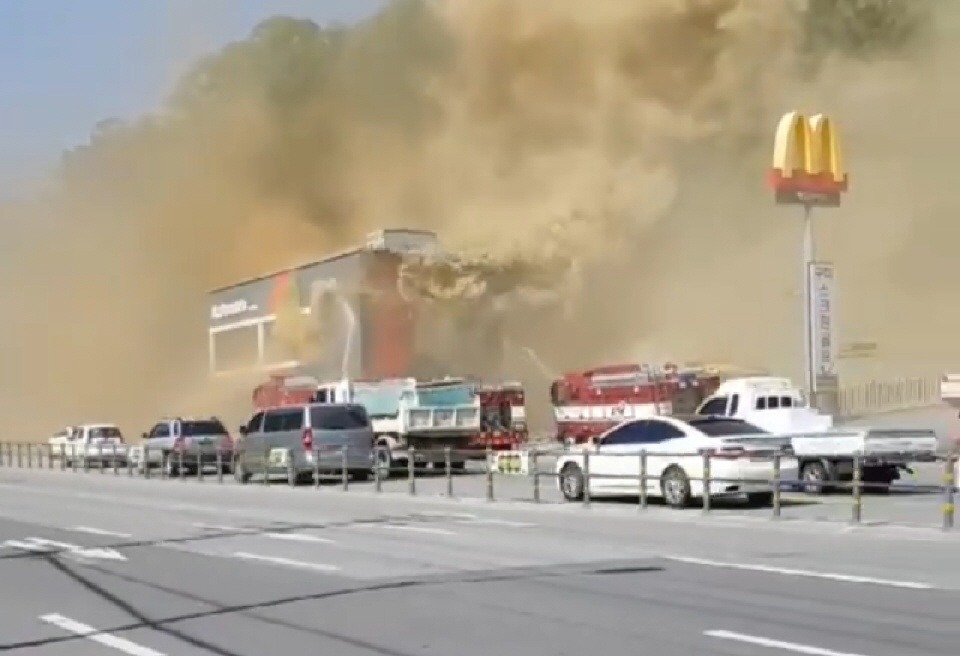 22일 오후 3시 5분께 구미시 옥계동 한 햄버거 프랜차이즈 매장에서 불이 나 연기가 치솟고 있다. 독자제공