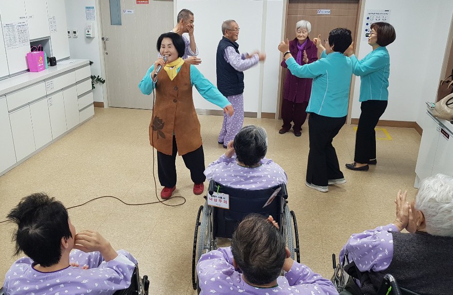 포항여성불교연합회 회원들이 요양병원을 찾아 어르신들에게 노래 봉사를 하고 있다. 경북일보DB