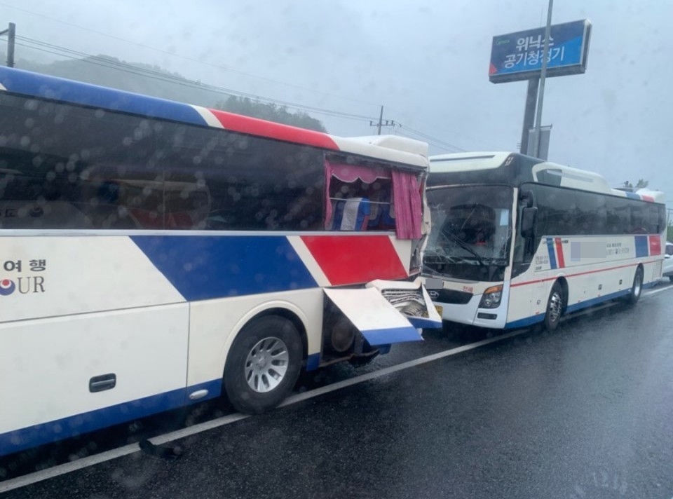 안동지역 한 초등학교 6학년 수학여행 중 서울에서 용인으로 향하던 중 일행 버스들이 추돌하는 사고가 발생해 12명의 학생들이 다쳐 인근병원에서 치료를 받았다.