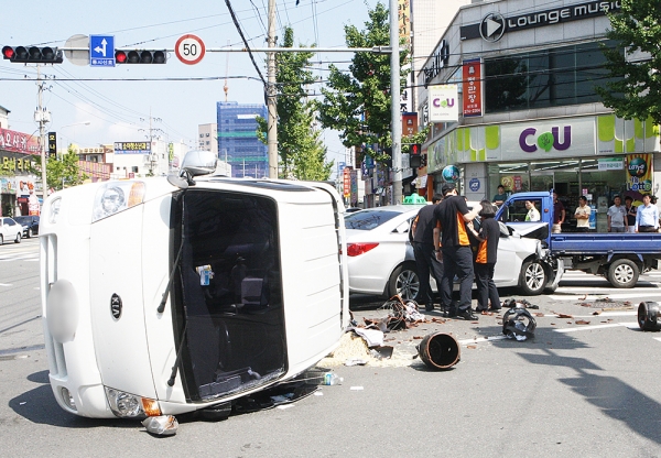 교통신호를 무시한 차량에 의한 3중 충돌사고. 경북일보DB