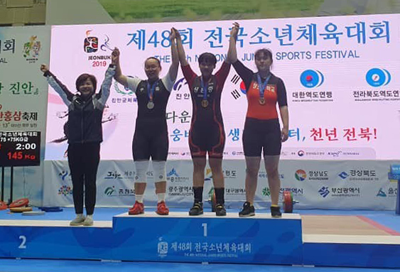 포항 창포중학교 김도원(오른쪽 첫번째)이 27일 전북 진안 문예체육회관에서 열린 제48회 전국소년체육대회 역도 여자중등부 75㎏급에서 동메달을 획득했다.