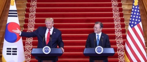 공동기자회견 하는 한미 정상문재인 대통령과 도널드 트럼프 미국 대통령이 30일 오후 청와대에서 공동기자회견을 하고 있다.