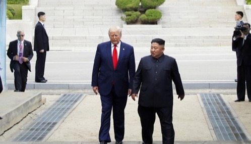 판문점 남측 향하는 북미 정상도널드 트럼프 미국 대통령과 북한 김정은 국무위원장이 30일 오후 판문점 군사분계선 북측 지역에서 인사한 뒤 남측으로 향하고 있다.