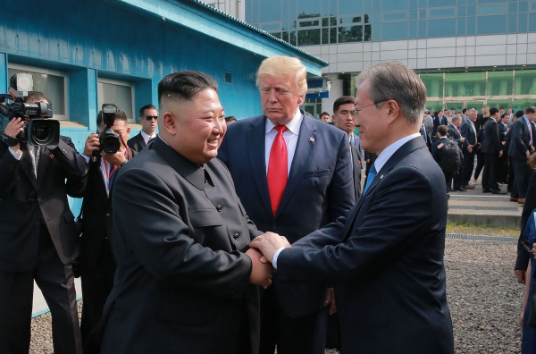 문재인 대통령과 김정은 북한 국무위원장이 30일 오후 판문점에서 두손을 맞잡고 대화하고 있다. 가운데는 도널드 트럼프 미국 대통령. 연합