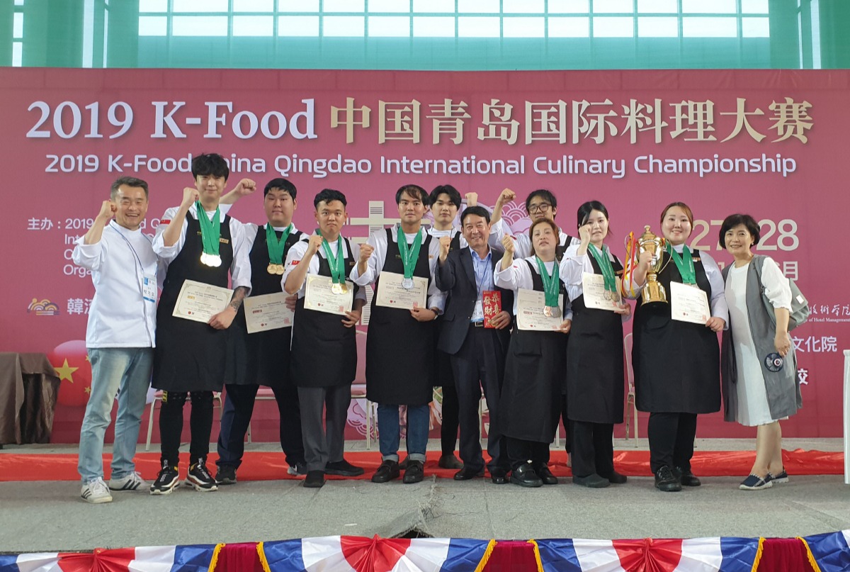 경주대학교 외식ㆍ조리학부 학생들이 지난달 27일부터 30일까지 중국 칭다오에서 열린 ‘2019 K-Food 칭다오 국제요리대회’  단체전/개인전에 출전해 금메달, 은메달, 동메달을 대거 수상한 후 기념촬영을 하고 있다.