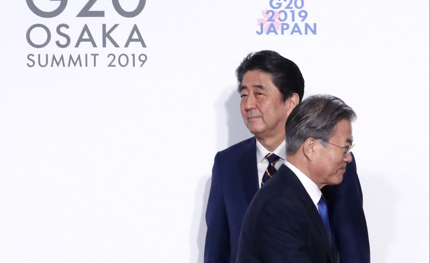 문재인 대통령이 지난달 28일 오전 인텍스 오사카에서 열린 G20 정상회의 공식환영식에서 의장국인 일본 아베 신조 총리와 악수한 뒤 이동하고 있다. 연합