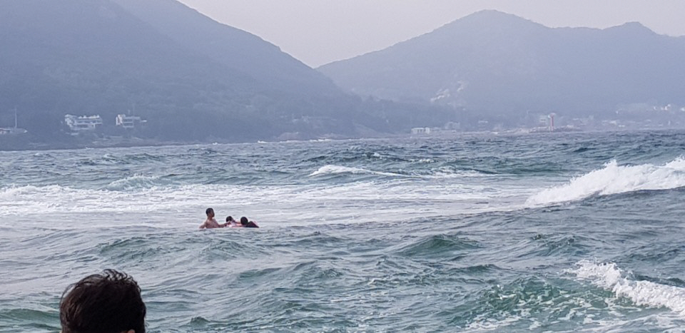 포항북부경찰서 교통관리계 임창균 경위가 바다에 뛰어들어 피서객을 구하고 있다. 상의를 탈의한 사람이 임 경위다.