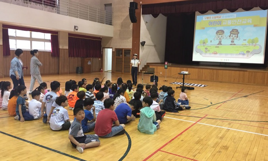 포항남부경찰서(서장 김한섭)는 10일 구룡포 초등학교에서 아이들의 외부활동이 많아지는 여름방학을 맞아 어린이 교통사고 예방을 위해 1·2학년 학생과 병설유치원 어린이들을 대상으로 교통안전 교육을 실시했다.