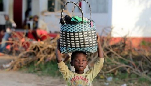 아프리카 모잠비크에서 음식을 머리에 이고 나르는 어린 소녀 [EPA=연합]