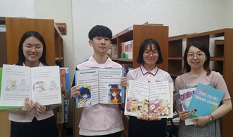 경북외국어고등학교는15일 지역 도서관의 어린이 자료실에 창작 영어동화책 3종(DREAM BOX, GLOWING LIGHT, TRUE COLORS THROUGH COLUMN) 90권을 기증했다.