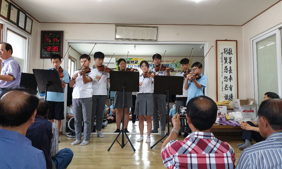 청통중, 1인1악기 동아리 학생들이 신학1리 경로당을 방문, 찾아가는 작은 음악회를 열었다.