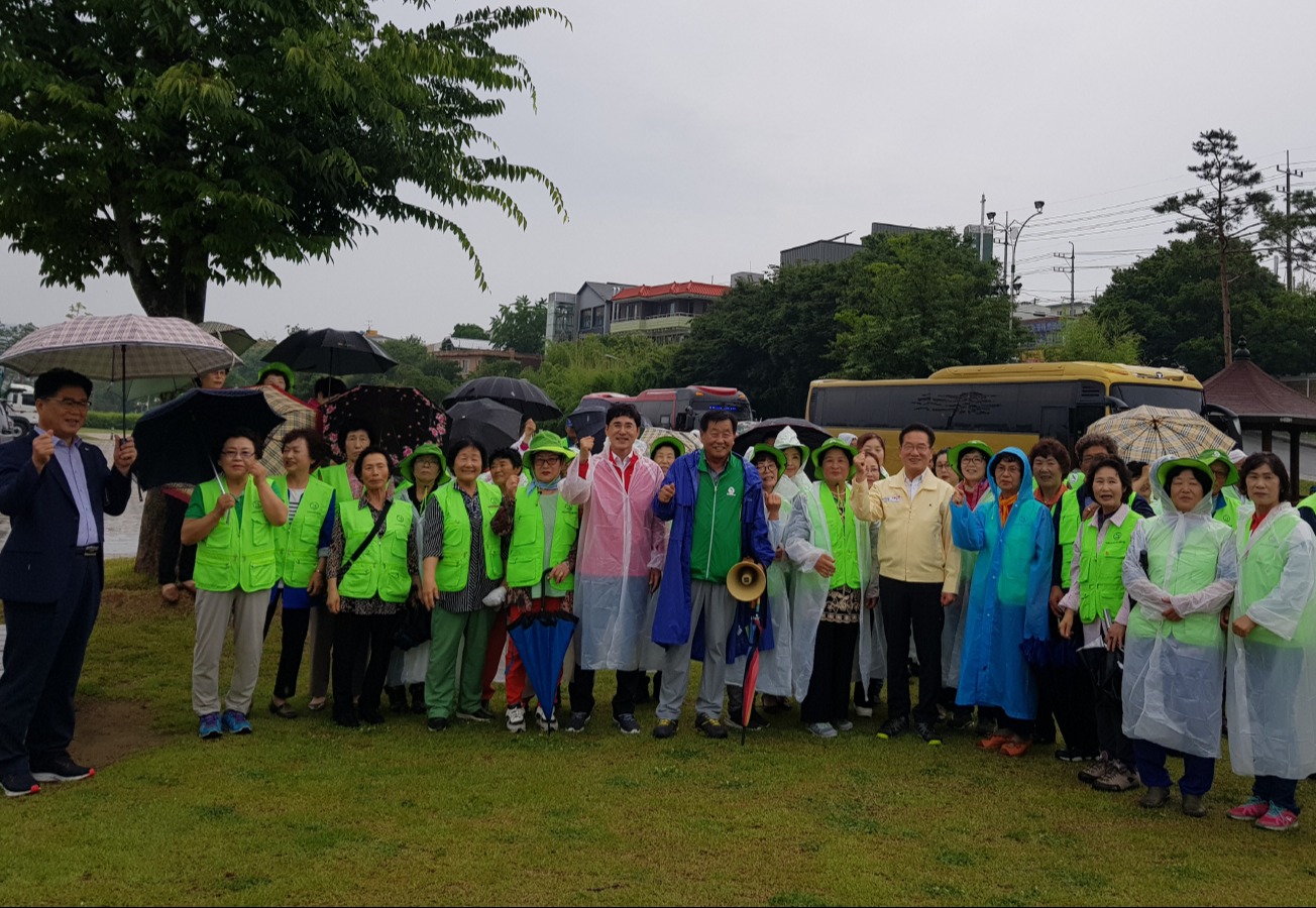 18일 자연보호영천시협의회 회원들이강변공원에서 팀별 자연정화활동을 펼친뒤 기념촬영을 하고 있다.