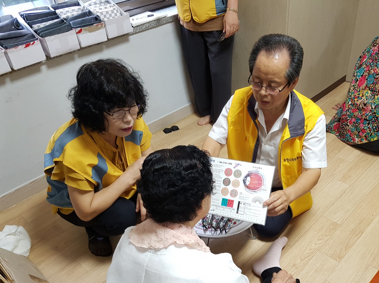 포항시 북구 양학동 부학사랑봉사회 김봉대 회장이 어른신들을 위한 무료 시력 점검 봉사를 하고 있다.