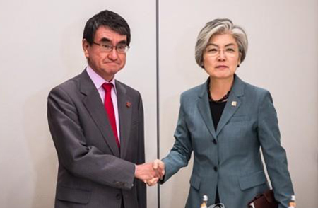 지난 5월 프랑스 파리에서 열린 경제협력개발기구(OECD) 회의 때 만난 강경화 외교장관과 고노 다로 일본 외무상. 연합 자료사진