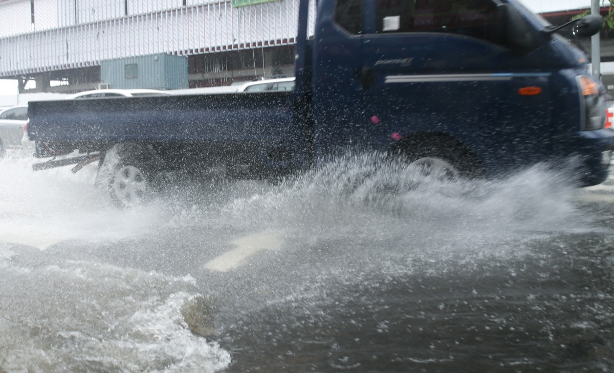 28일 오후 1시 20분께 구미시 시미동 3공단을 지나는 공업용수관이 파열되면서 일대 도로가 물에 잠겼다. 경북일보 자료사진