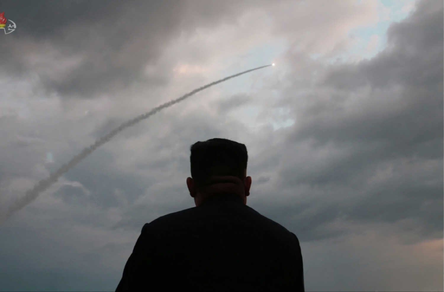 북한이 지난달 31일 김정은 국무위원장의 지도 하에 ‘신형 대구경조종방사포 시험사격’을 했다고 조선중앙TV가 1일 보도했다. 사진은 이날 중앙TV가 공개한 것으로 김정은 위원장이 시험사격을 참관하고 있다. 연합
