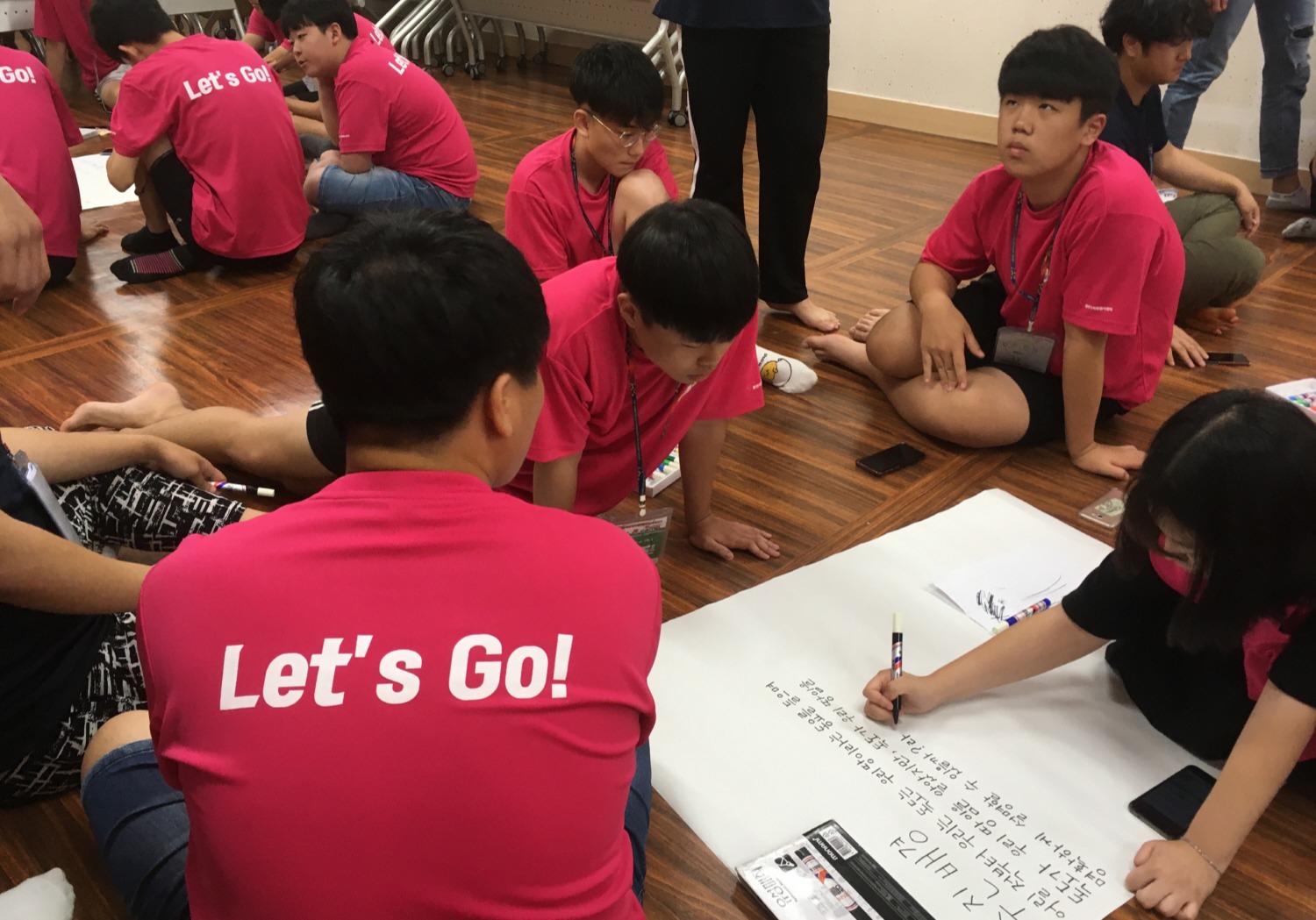 연합 여름캠프에 참가한 경산지역 고등학교 자원봉사 동아리 단원들이 팀별 자원봉사프로그램을기획하고 있다.경산시자원봉사센터.