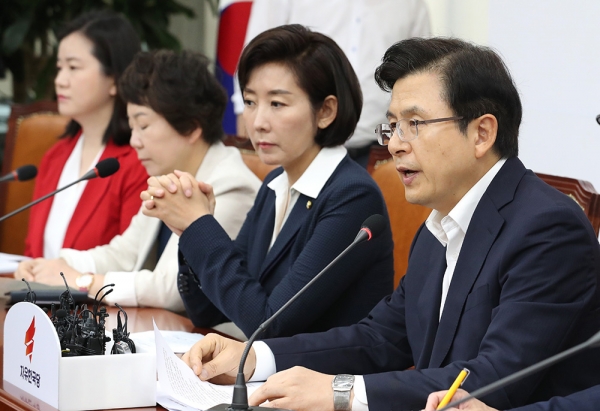 자유한국당 황교안 대표(오른쪽)가 1일 오전 국회에서 열린 최고위원회의에서 발언하고 있다. 연합