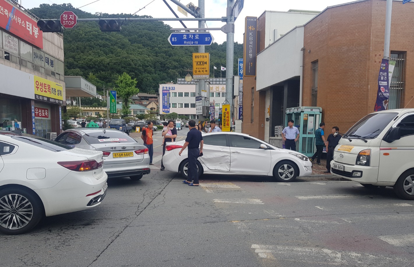 7일 오전 9시 5분께 예천읍 구 군청사 사거리 앞에서 K7 승용차와 아반떼 승용차가 충돌해 인근 도로가 10여 분간 정체되고 있다.