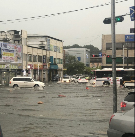 8일 오후 강풍을 동반한 국지성 집중호우로 문경시내 도로가 물에 잠겨있다.