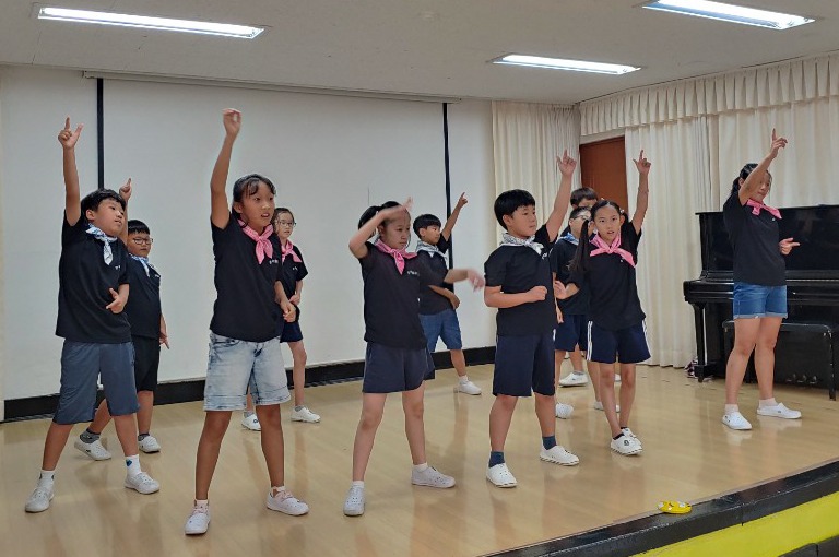 군위군 소보면에 있는 송원초등학교(교장 우옥연)는 9일 소보면 음악회에서 ‘한여름 밤의 꿈’ 뮤지컬을 공연해 좋은 반응을 얻었다.