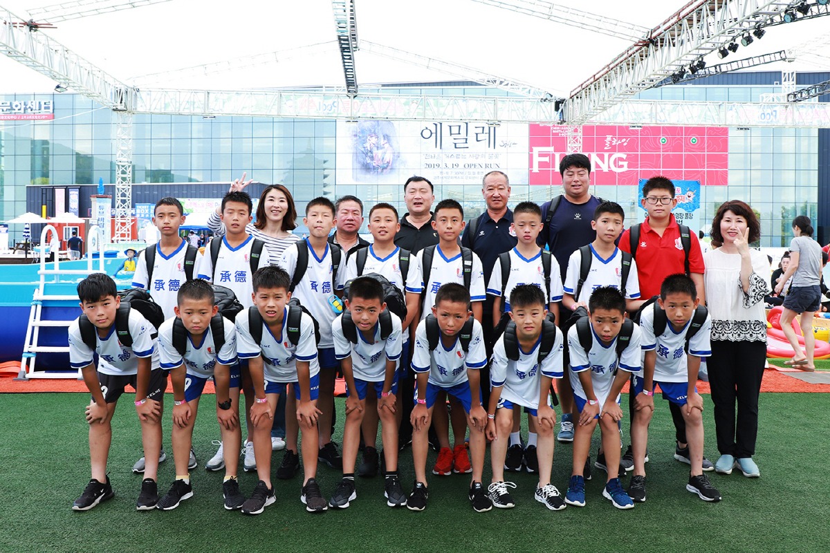 중국 청더시 유소년축구단 선수 및 관계자들이 지난 11일 경주엑스포를 방문해 여름풀축제장 앞에서 기념촬영을 하고 있다.