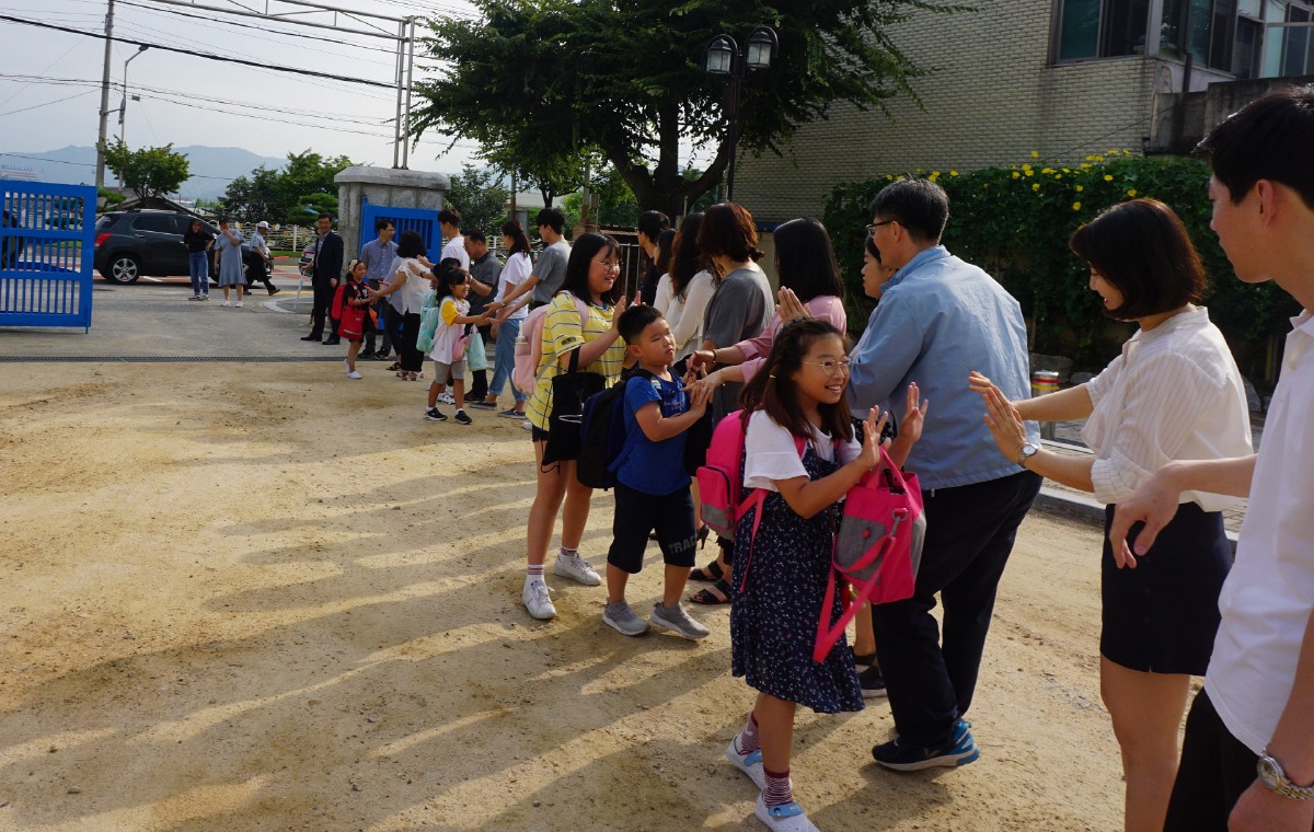 21일 김천다수초등학교가 2학기 첫 등교일을 맞아 선생님과 학생들이 하이파이브를 하고 있다. 김천교육지원청