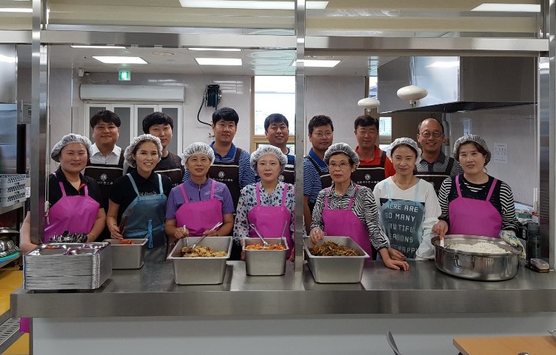 22일 점촌라이온스클럽이 흥덕종합사회복지관에서 어르신 150여명에게 ‘사랑나눔 급·배식’ 봉사활동을 펼치고 있다.