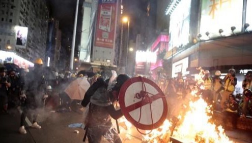 경찰-시위대 충돌한 홍콩 거리[AP=연합뉴스]