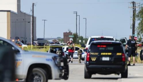 지난달 31일(현지시간) 총기 난사 참사가 벌어진 텍사스주 오데사에 경찰이 출동, 일부 도로를 폐쇄하고 있다. [AP=연합뉴스]