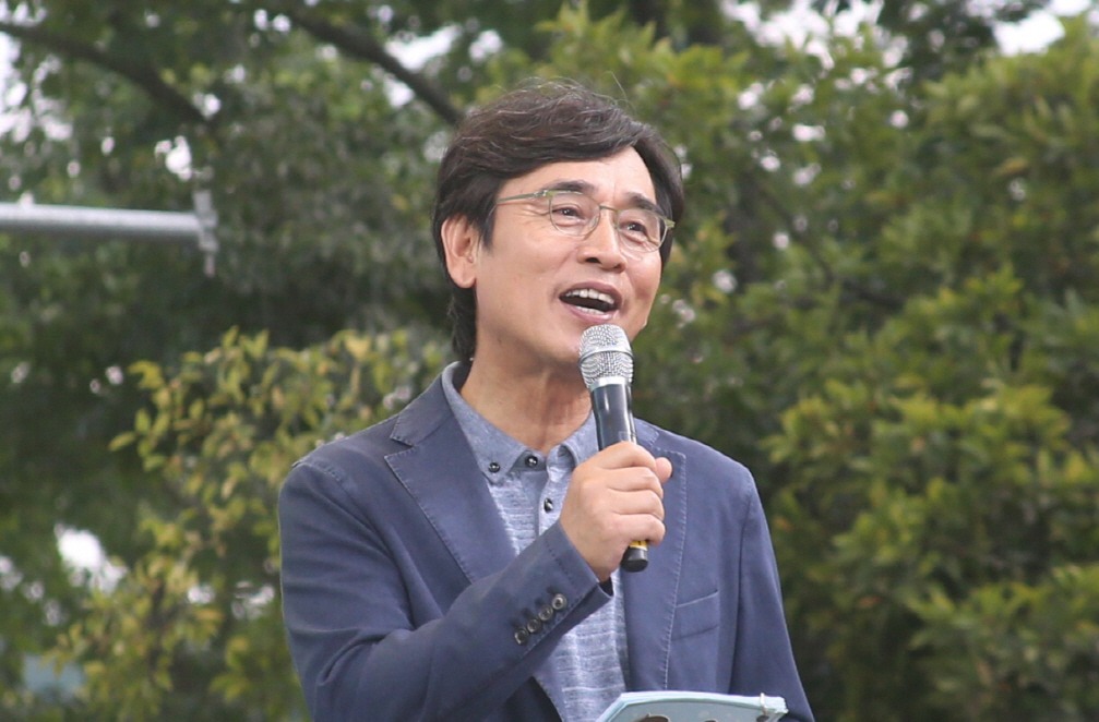 사람사는세상 노무현재단 유시민 이사장이 지난달 31일 경남 김해 봉하마을에서 열린 ‘봉하음악회’를 찾아 발언하고 있다. 연합