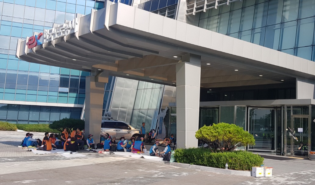 한국도로공사 톨게이트 요금 수납원들이 직접 고용을 요구하며 김천 도로공사 본사를 점거해 농성에 들어갔다.