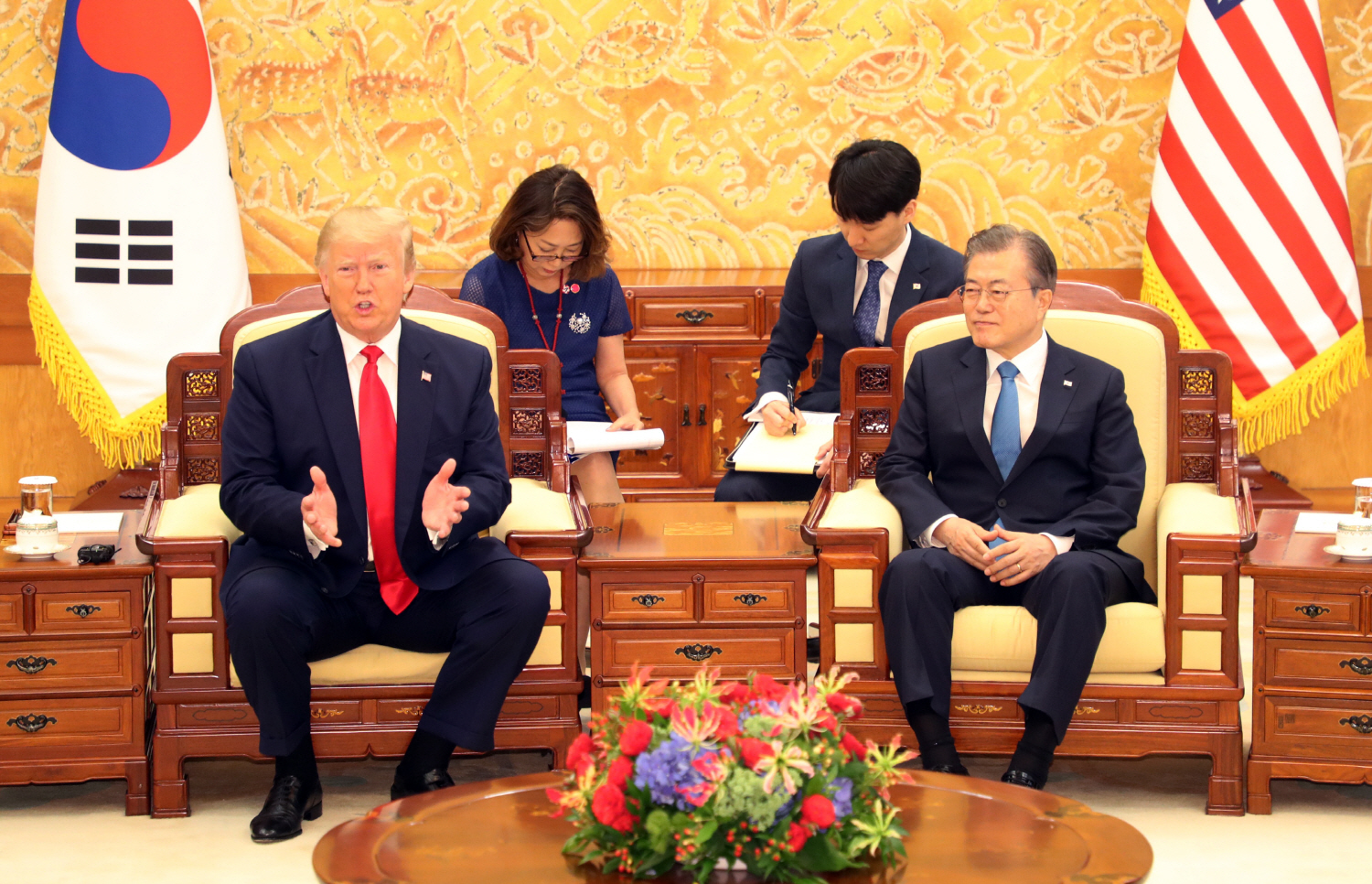 문재인 대통령과 트럼프 미국 대통령이 지난 6월 30일 청와대에서 소인수 정상회담을 하고 있다.