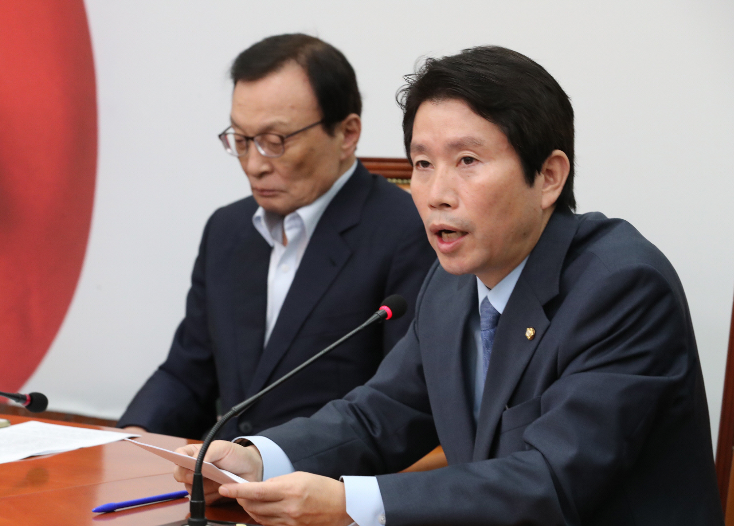 더불어민주당 이인영 원내대표(오른쪽)가 27일 오전 국회에서 열린 최고위원회의에서 발언하고 있다.  연합