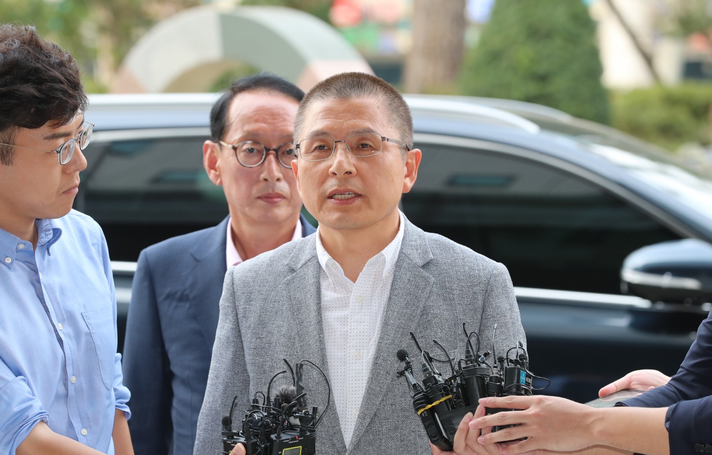 자유한국당 황교안 대표가 패스트트랙 충돌 사건 관련 조사를 받기 위해 1일 오후 서울 양천구 남부지검에 출석하고 있다. 연합