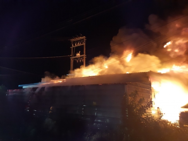 2일 새벽 5시 5분께 대구 달성군 하빈면 한 섬유공장에서 화재가 발생해 불길이 치솟고 있다.