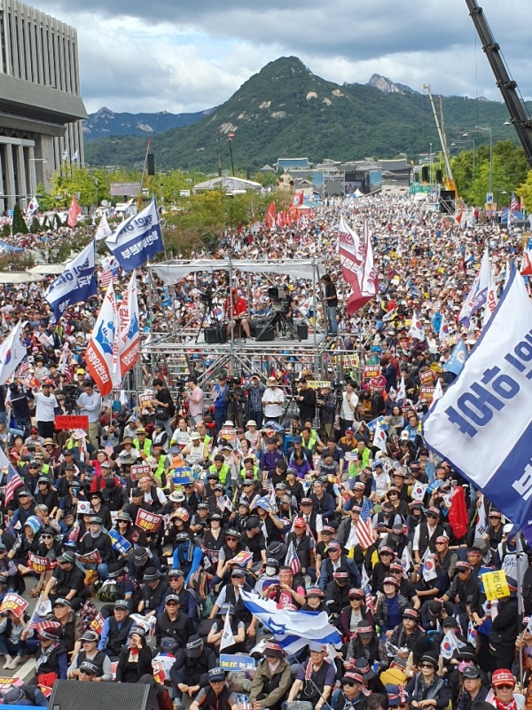 3일 오후 서울 광화문 교보빌딩 앞에서 열린 조국 법무부 장관 사퇴를 촉구하는 ‘문재인 하야 범국민투쟁 대회’에서 참석 시민들이 구호를 외치고 있다. 이기동기자