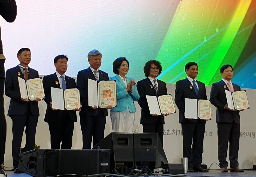 영천시청 박상우(맨 오른쪽) 담당이 2019 전국우수시장박람회에서 지자체 유일하게 대통령상을 수상했다.